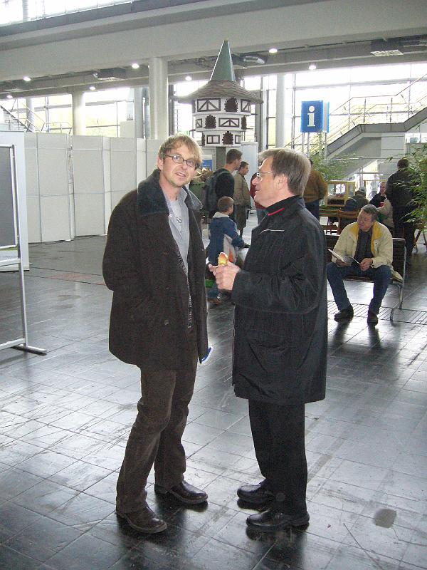 Hannover 2008 113.jpg - Karl Stratmann im Fachgespräch mit Thomas Müller